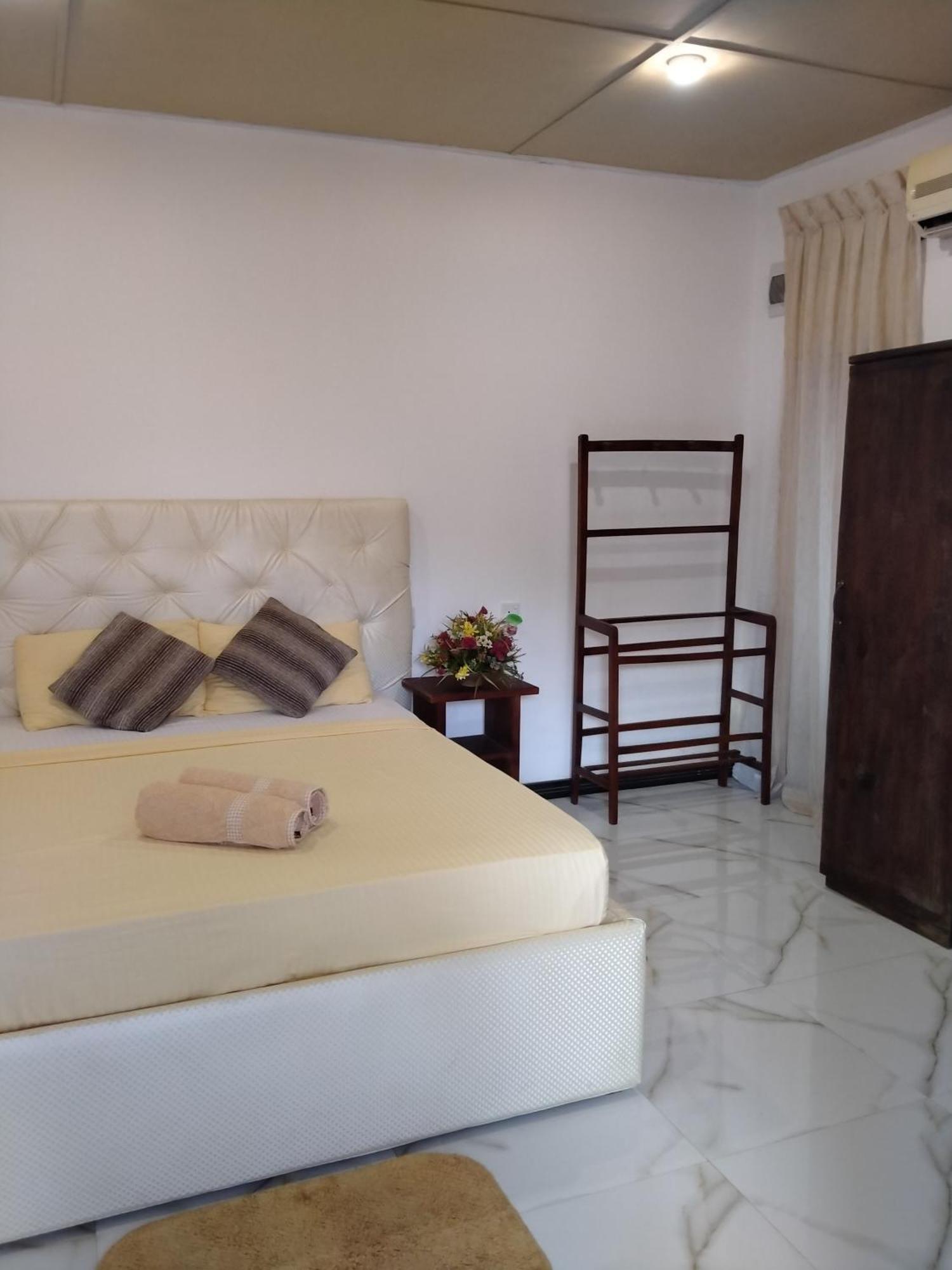 Living Home Negombo Room photo